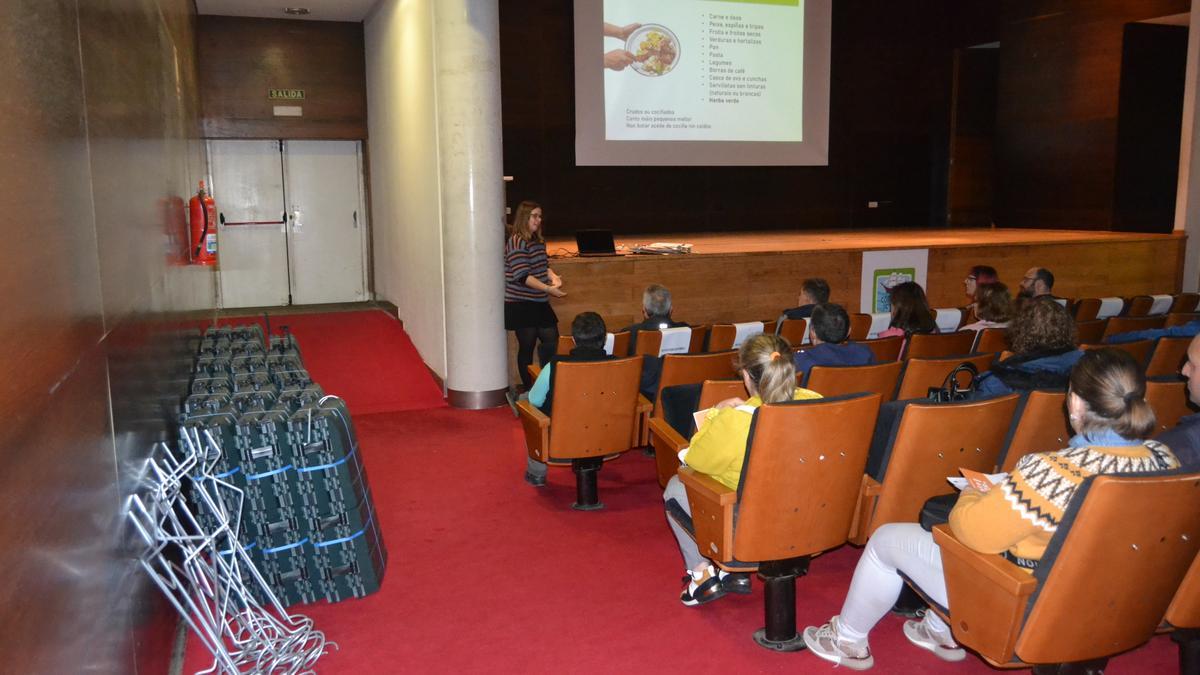 La charla y entrega de composteros individuales organizada por el Concello de Bueu en el Centro Social do Mar.