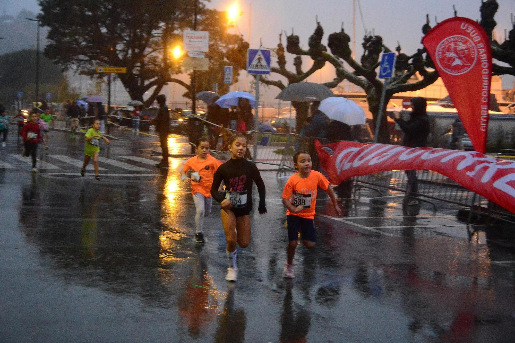 La XXVI Carreira San Martiño de Bueu, contra la lluvia y el viento