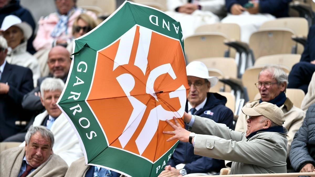 Un paraguas sobrevuela las gradas por culpa del fuerte viento, durante el partido de semifinales del Roland Garros entre Novak Djokovic y Dominic Thiem.