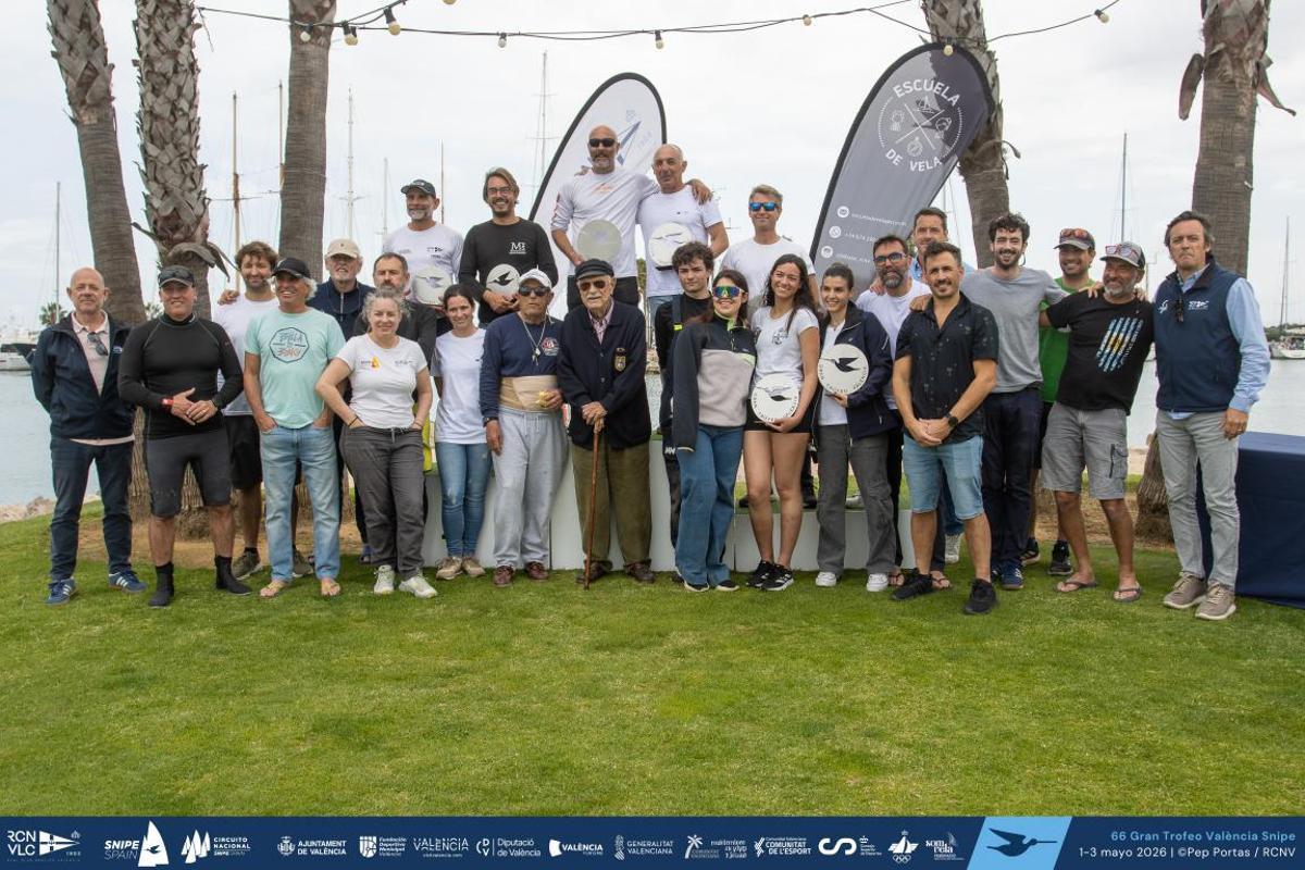 Foto de familia en la entrega de trofeos de València.