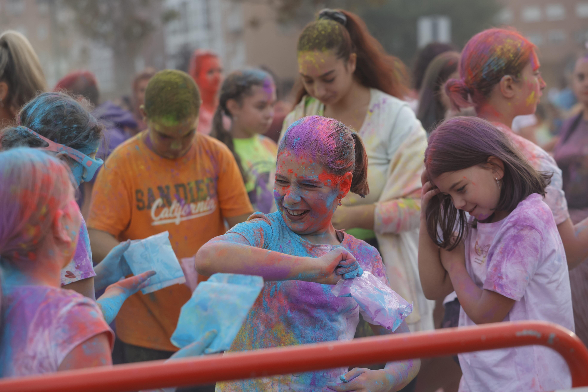 EN IMÁGENES: Así fue la "Holi party" de San Mateo en La Corredoria