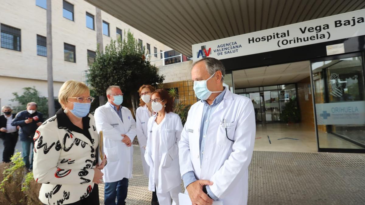 La consellera Ana Barceló charla con el gerente del Hospital Vega Baja, Miguel Fayos, en la puerta del centro hospitalario