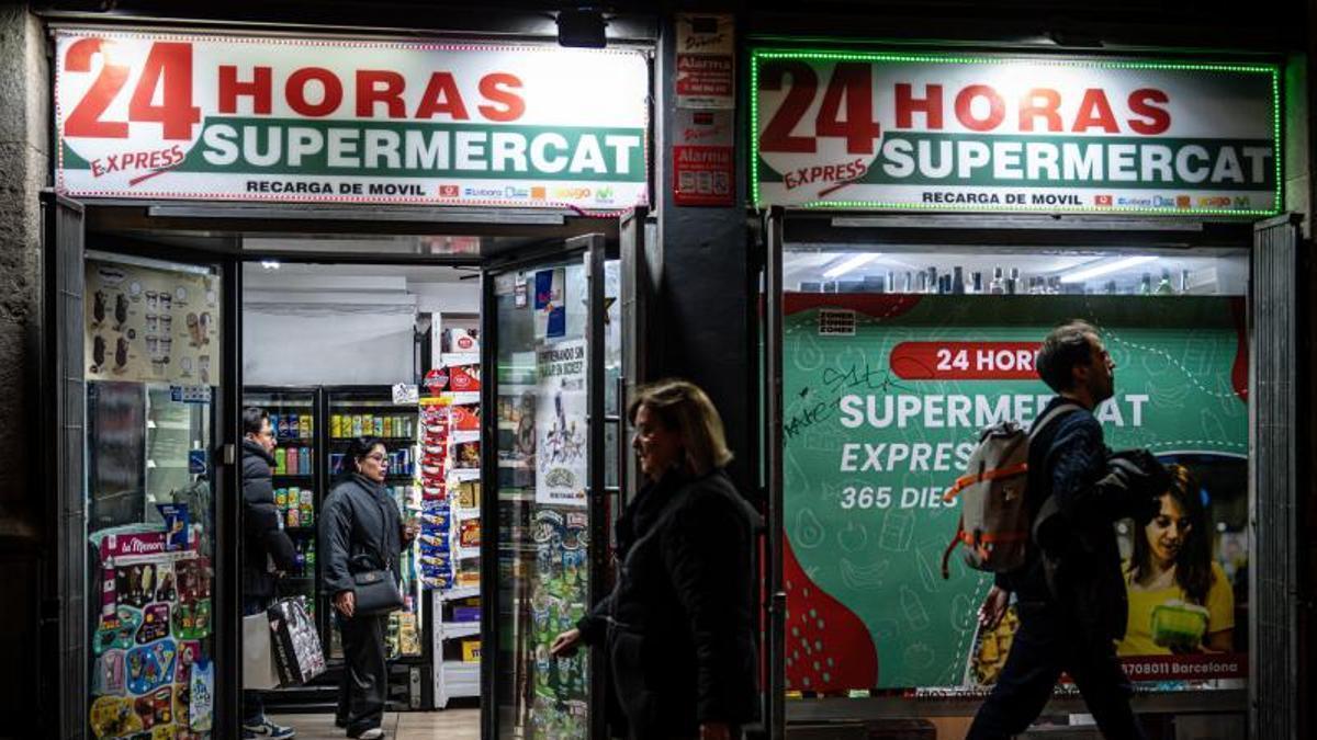Un supermercado 24 horas de Barcelona, en una imagen de archivo. / Manu Mitru