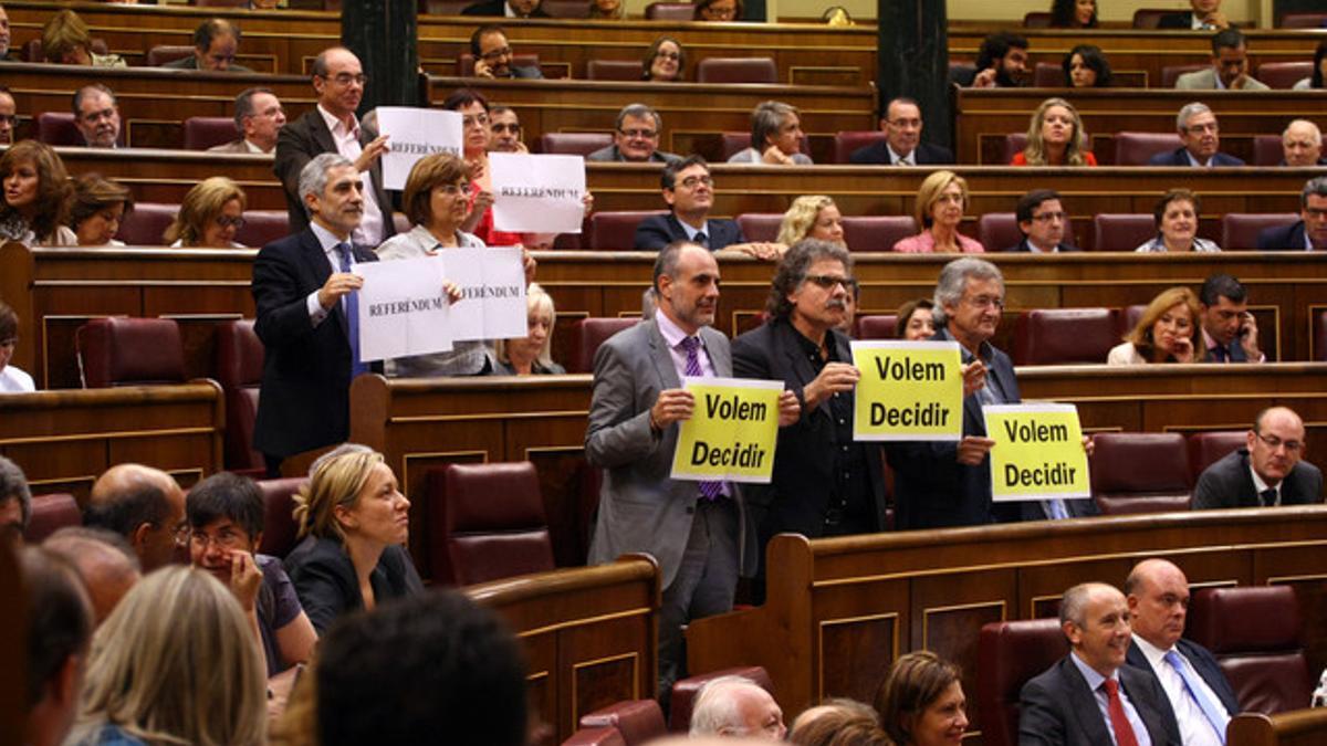 Diputados de BNG, ERC e IU reclaman un referendo para la reforma de la Constitución