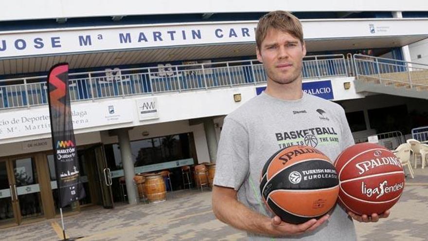 El islandés Jon Stefansson posó con su nueva camiseta a las puertas del Martín Carpena.