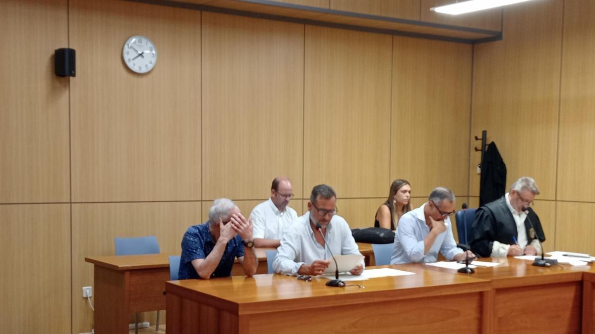 El autor confeso, escuchando el veredicto de culpabilidad