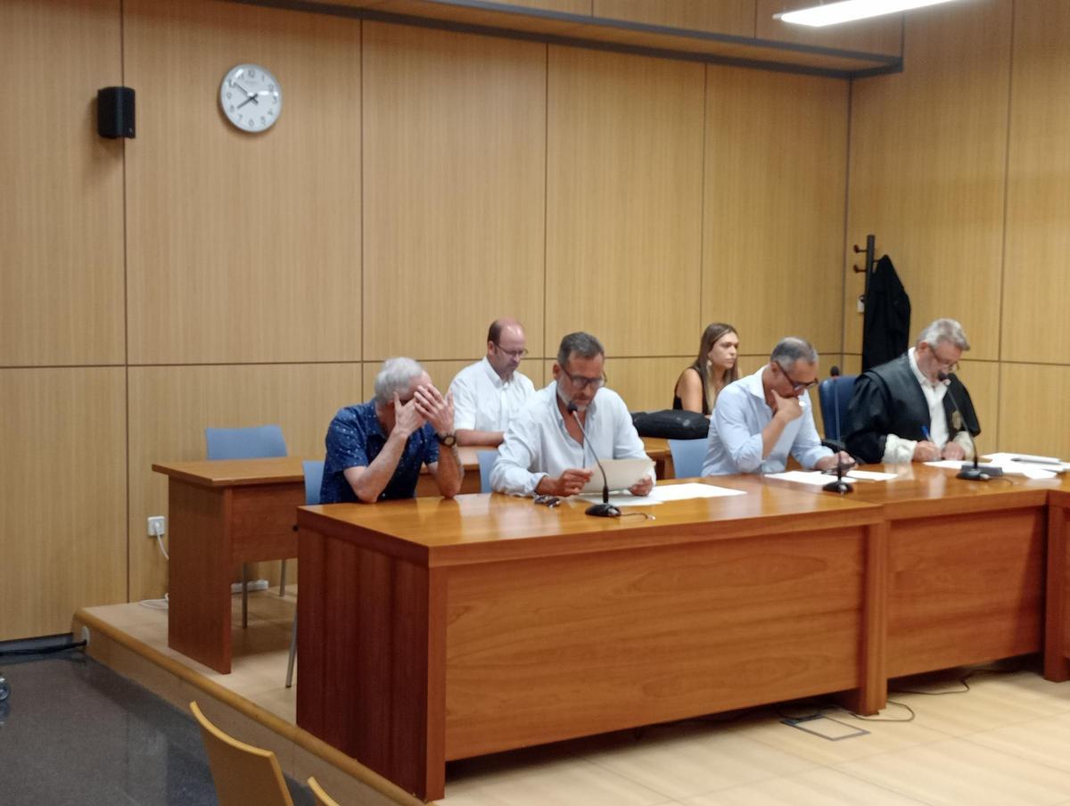 El autor confeso, escuchando el veredicto de culpabilidad