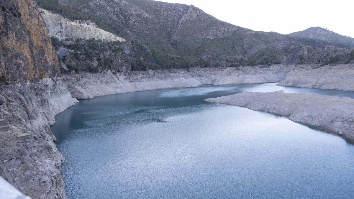 Pantano del Cenajo en mínimos