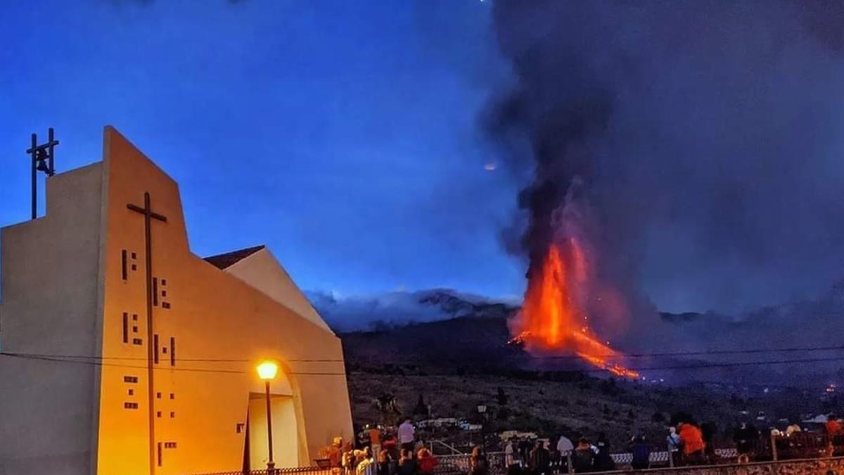 Imagen del volcán de La Palma desde la Parroquia La Sagrada Familia, en el barrio de Tajuya