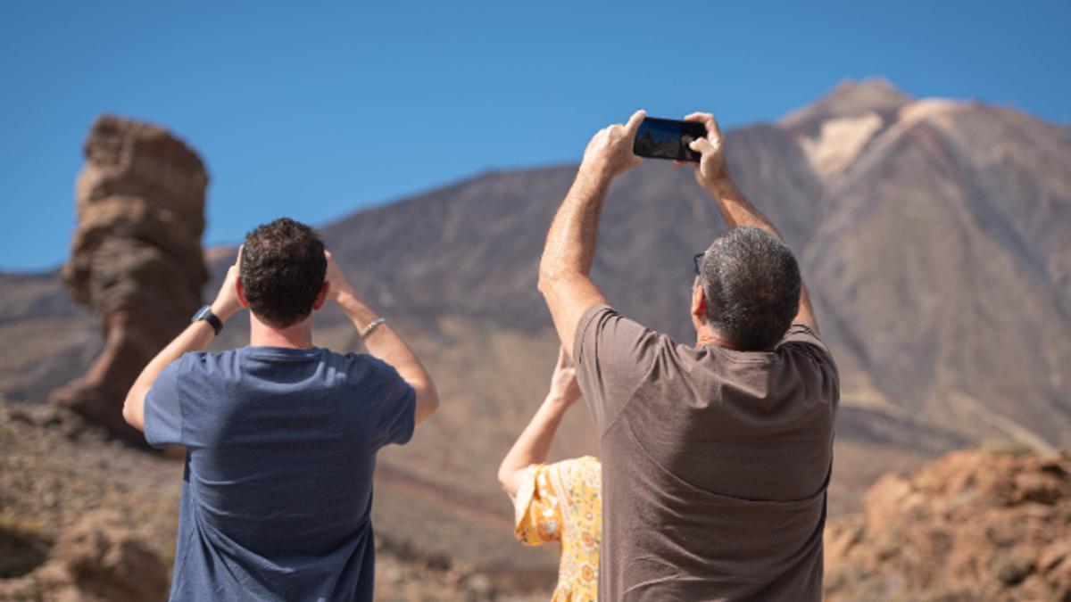 Turistas hacen fotos en el Parque Nacional del Teide.