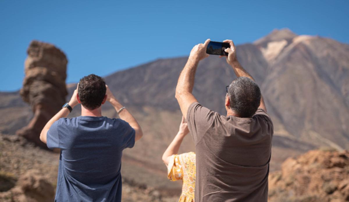 Turistas hacen fotos en el Parque Nacional del Teide.