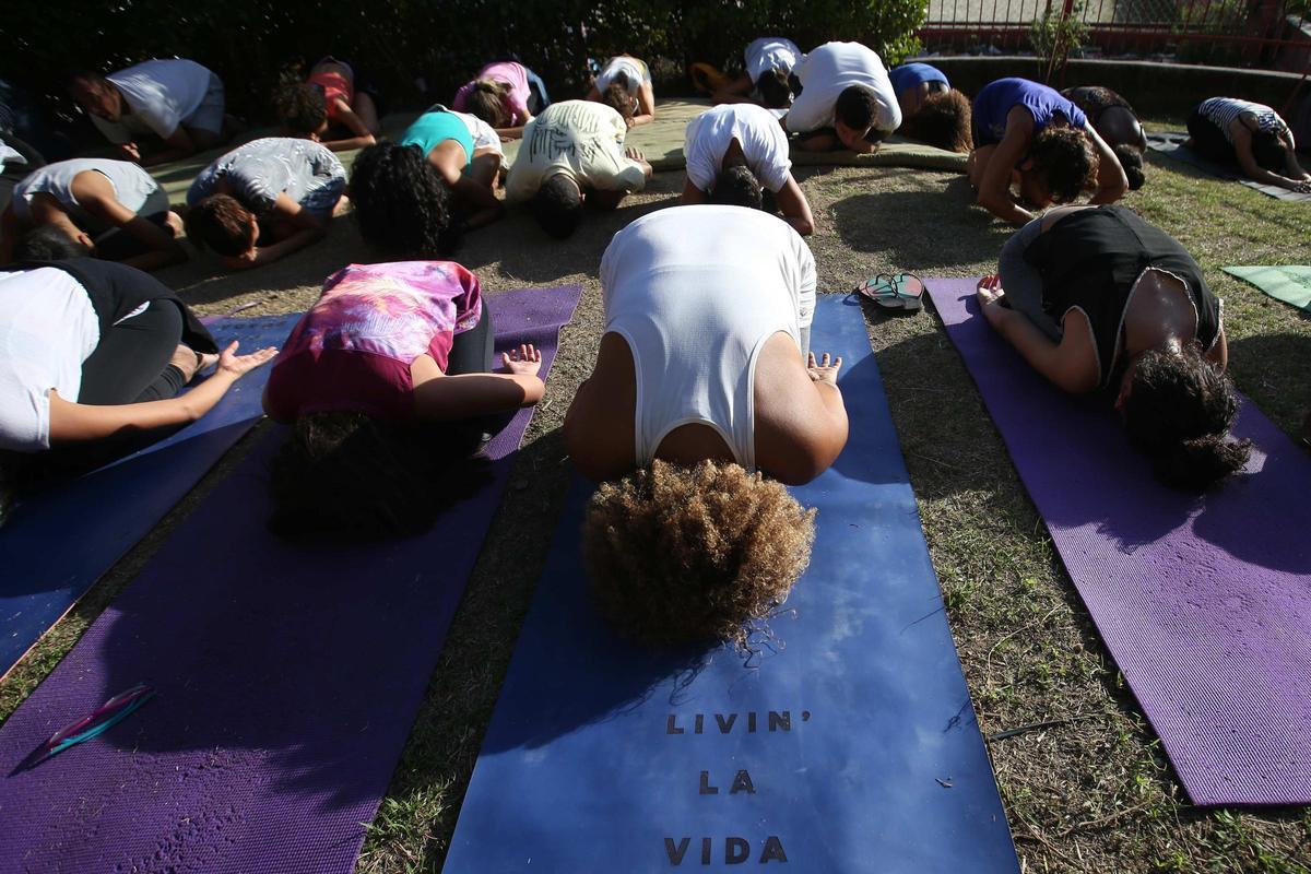 Varias personas en una sesión de meditación, en una imagen de archivo.