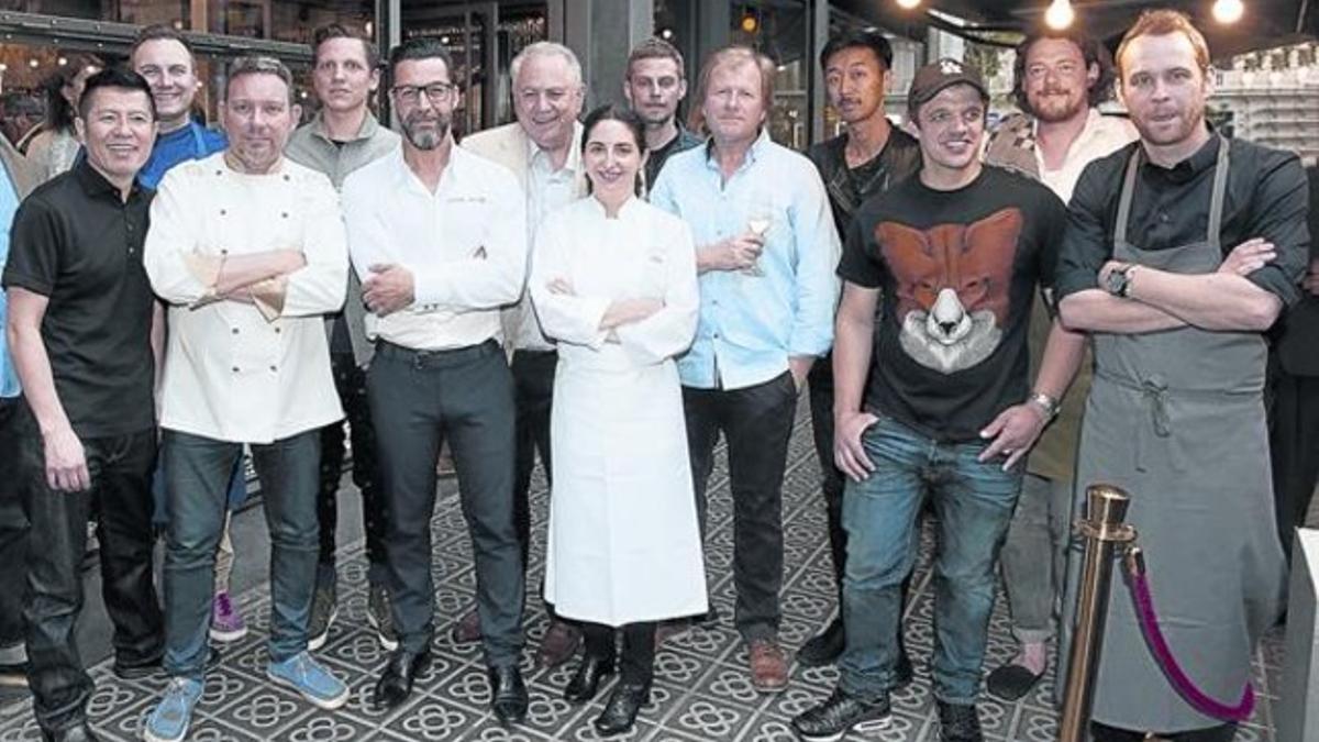 Varios cocineros de restaurantes europeos, el lunes frente a Tickets: en primera fila, Hideki Matsuhisa, Albert Adrià, Quique Dacosta, Elena Arzak, James Knappett y Björn Frantzen; detrás, Tim Raue, Syrco Bakker, Steve Plotnicki (creador de la lista