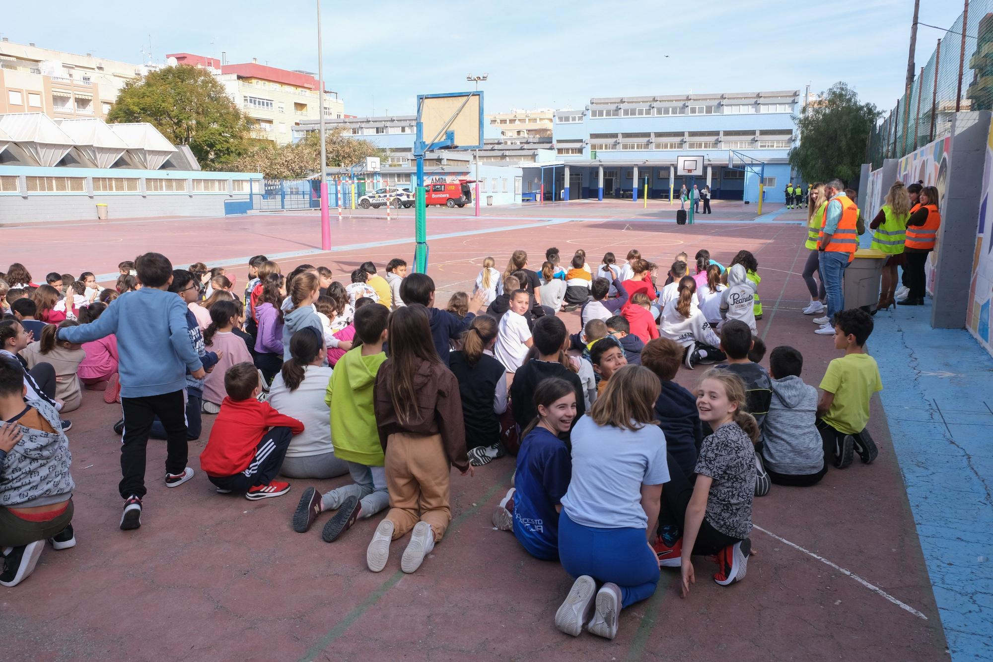 Doce mil alumnos de Torrevieja participan en el simulacro de terromoto en el aniversario del seísmo de 1829