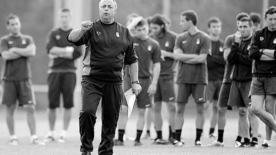 Raúl González, en primer término, durante una sesión de trabajo con la plantilla oviedista de la pasada temporada.