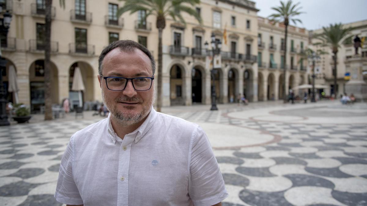 Juan Luis Ruiz, alcalde de Vilanova i la Geltrú, fotografiado frente al Ayuntamiento.