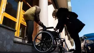Una manresana demanda la seva comunitat de veïns per exigir adaptar l’entrada al seu fill amb discapacitat