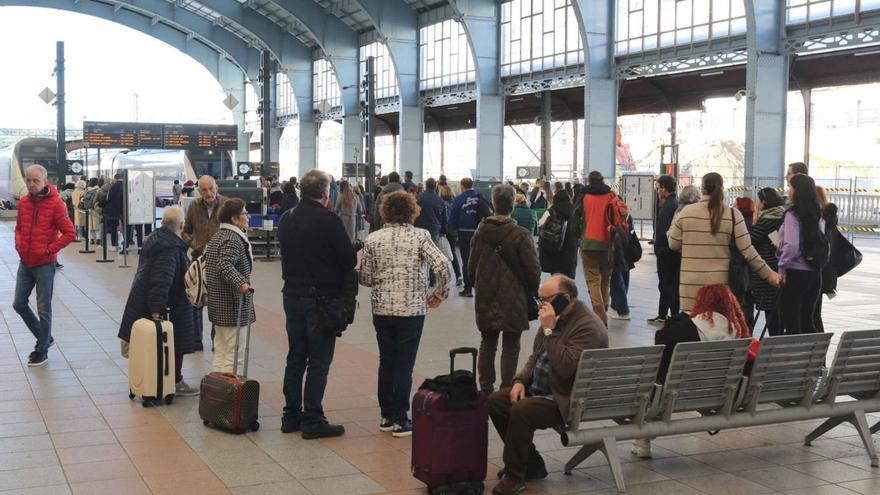 Viajeros afectados por un retraso en la estación de 
San Cristóbal.  // Iago López