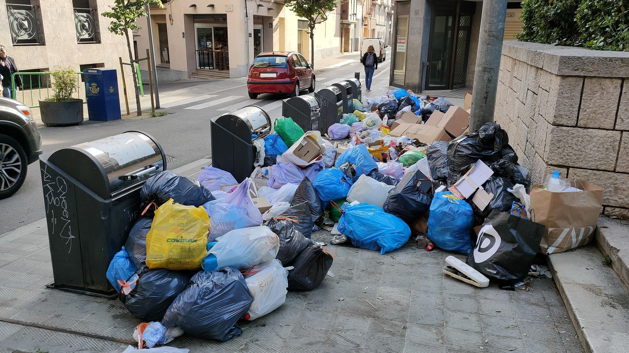 Figueres segueix patint la vaga d'escombraries una setmana després