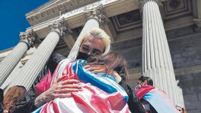 Activistas LGTB se abrazan tras la aprobación de la “ley trans”. | // EFE
