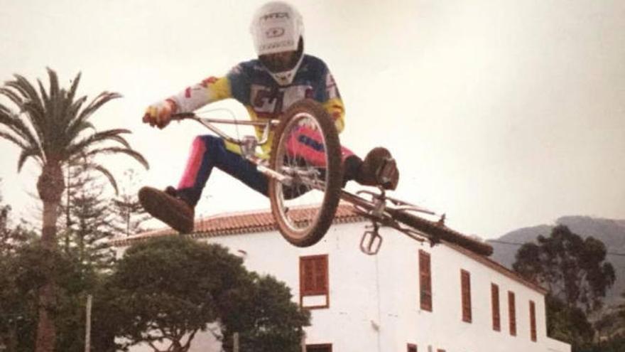 Marcel González, en un salto en La Placeta (Tegueste) a principio de los 90&#039;s.