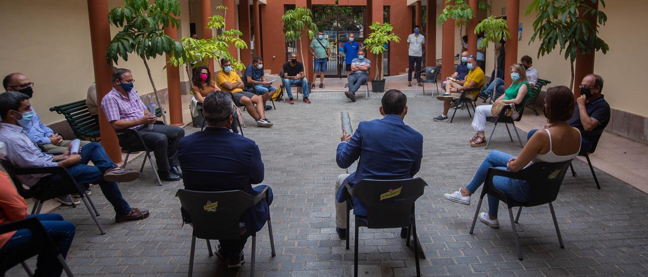 Reunión de políticos y vecinos en el Centro Cultural de San Andrés.