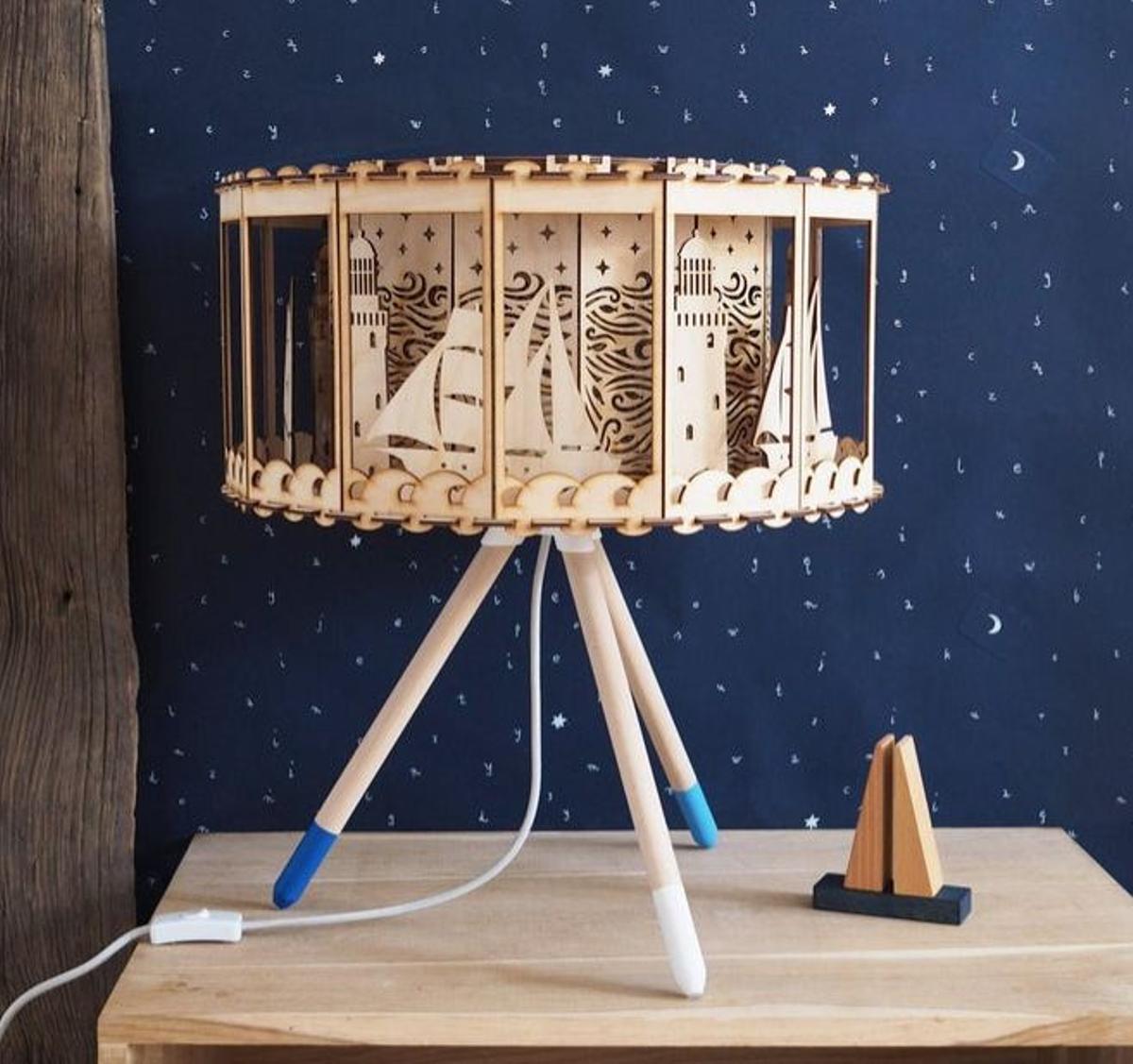 Lámpara de mesa giratoria de madera