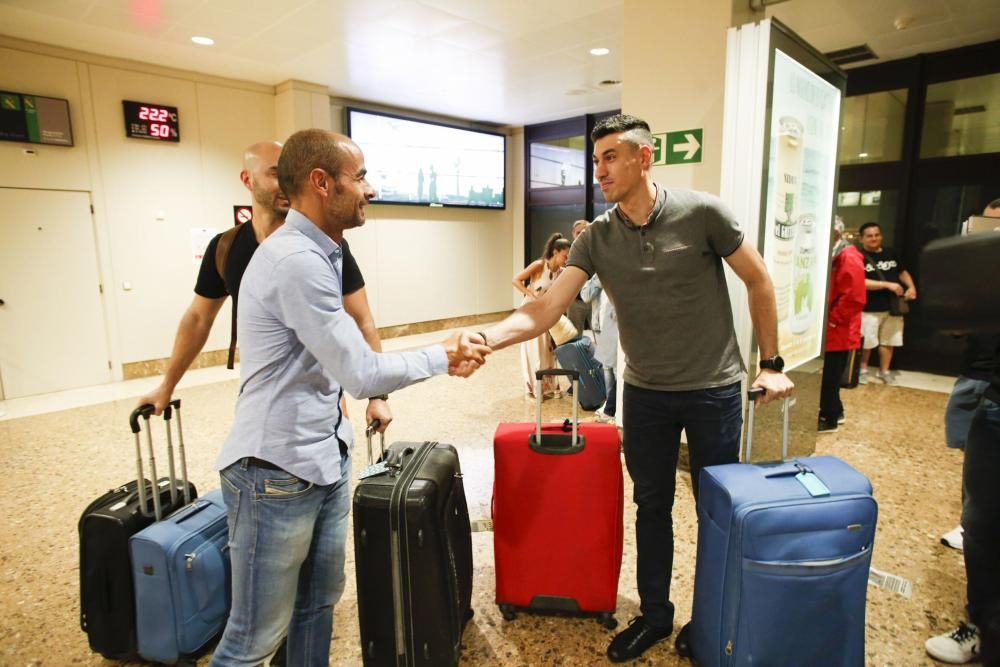 Xandao, nuevo central del Sporting, a su llegada al aeropuerto de Asturias.