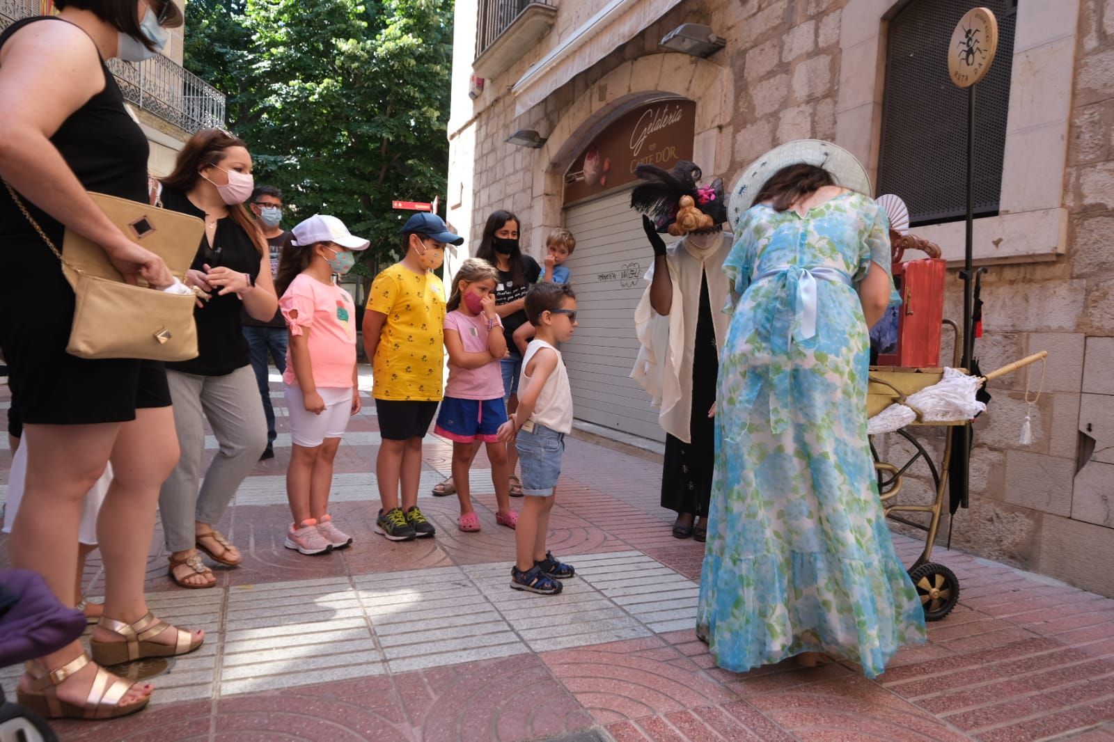 La visita «En Vadoret i el seu osset» fascina el públic de Figueres