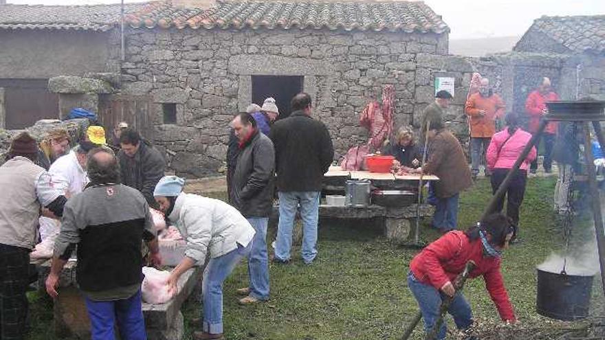 Vecinos de Moralina enfrascados ayer en la matanza del cerdo