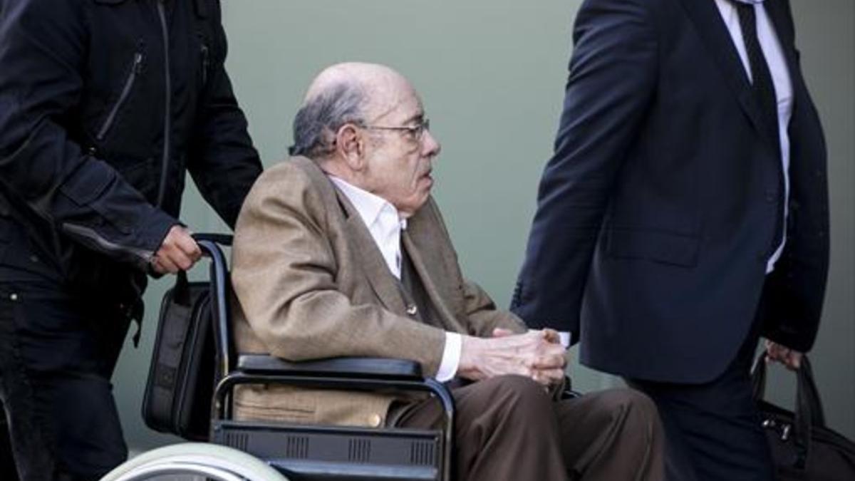 Fèlix MIllet se dirige en silla de ruedas a la Ciutat de la Justícia.