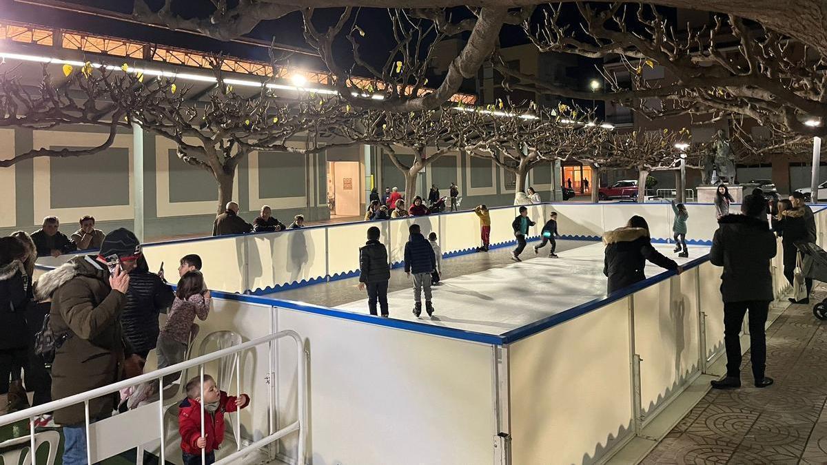 Los niños se lo pasaron en grande este viernes en Nules en el primer día con la pista de hielo.