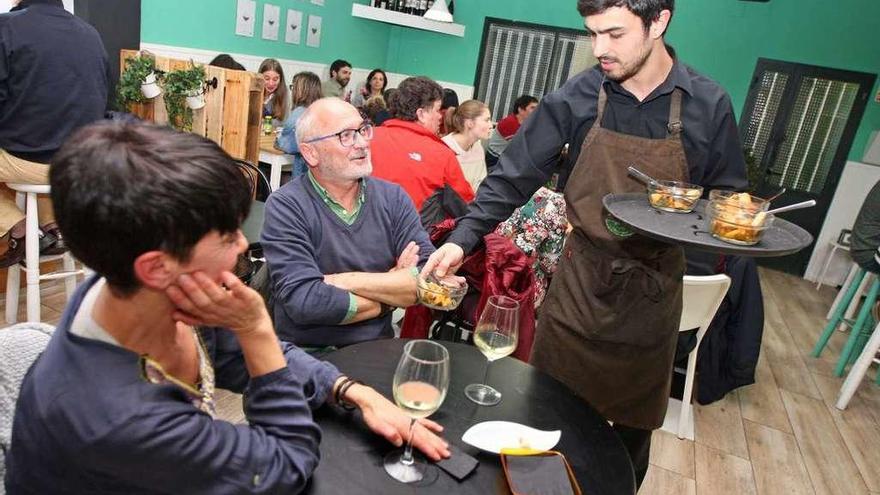 La degustación de tapas de salmón dio comienzo en la jornada de ayer. // Bernabé/Cris M.V.