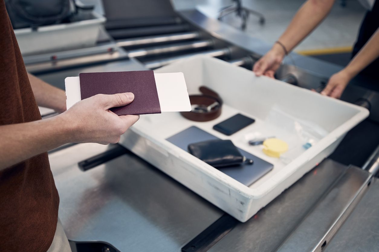 En el control de seguridad del aeropuerto se suelen olvidar con frecuencia algunos objetos.