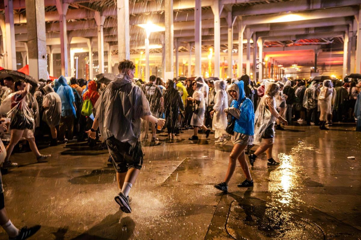 La lluvia suspende temporalmente algunos conciertos el primer día del Primavera Sound. La lluvia suspende temporalmente algunos conciertos el primer día del Primavera Sound.