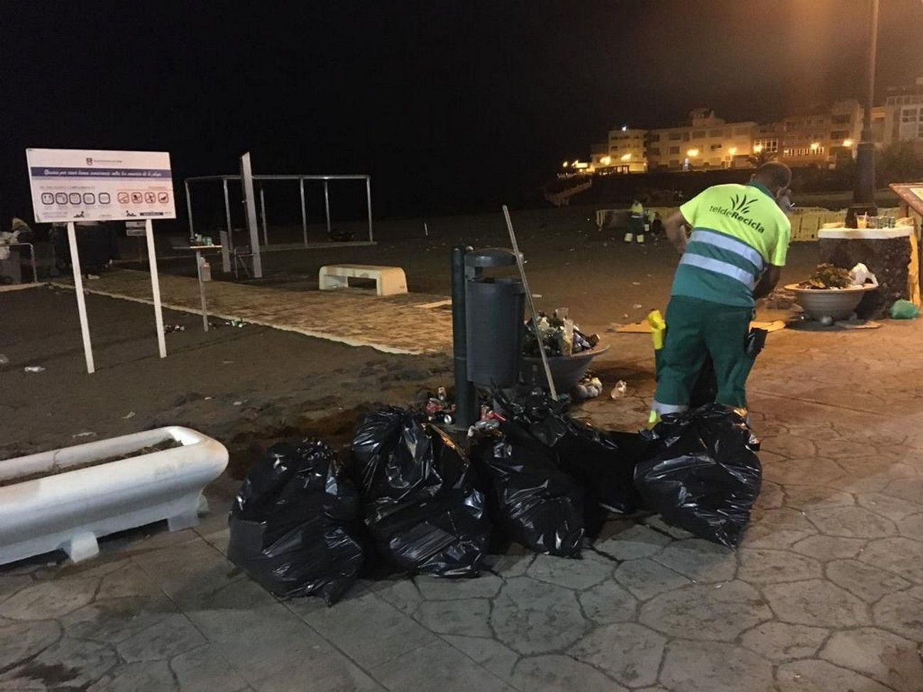 Dispositivo de limpieza tras el espectáculo pirotécnico en Melenara