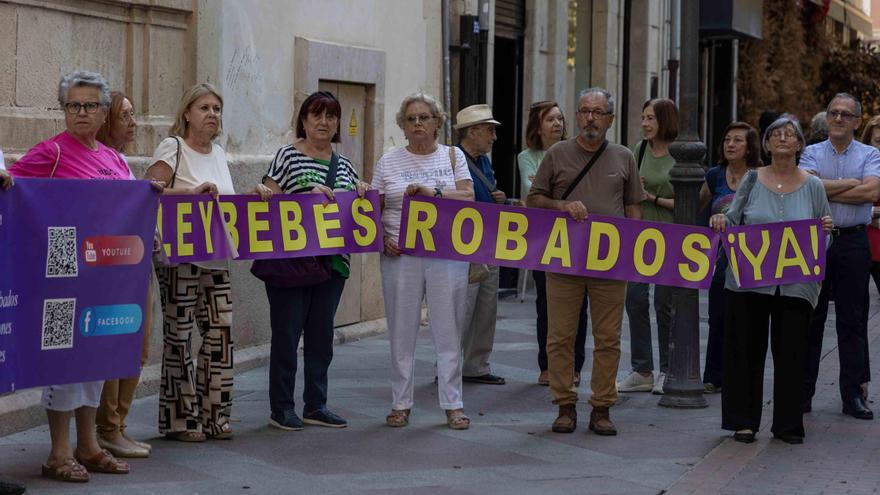 Protesta en la Plaza Gabriel Miró de Alicante contra la ley de concordia de PP y Vox