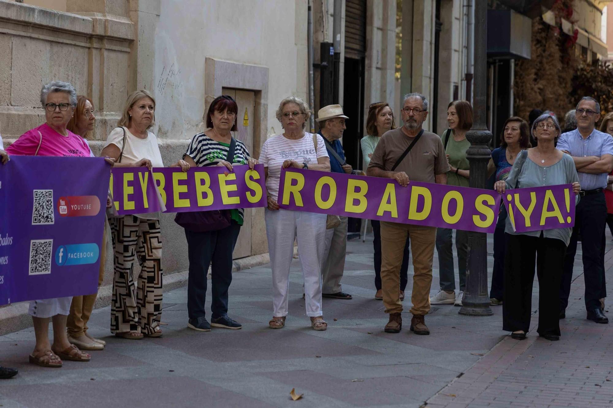 Protesta en la Plaza Gabriel Miró de Alicante contra la ley de concordia de PP y Vox