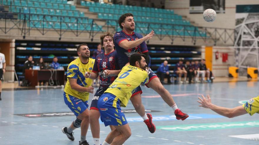 Iago Fonseca pasa a un compañero en el duelo entre el Luceros y el Juventud Las Palmas.