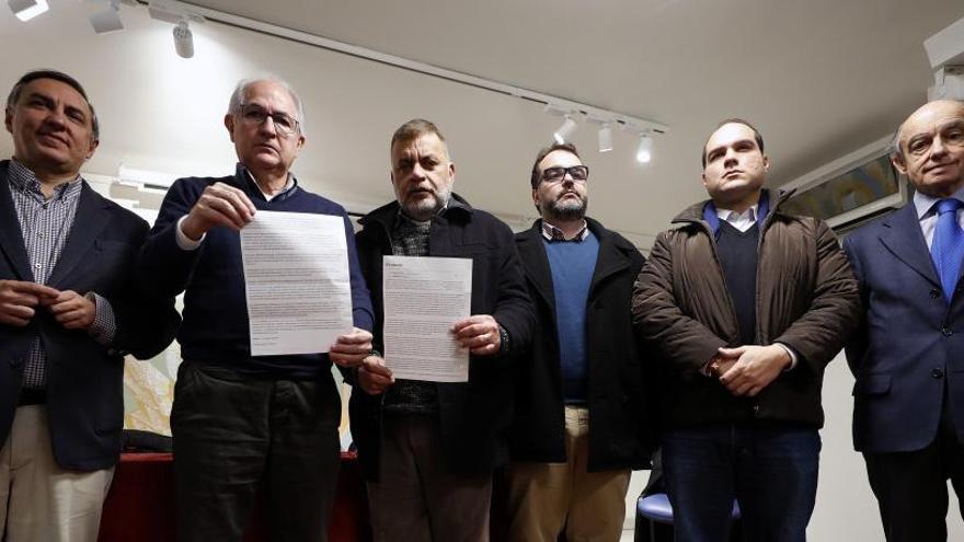 García Hernández y Maura junto a opositores venezolanos.