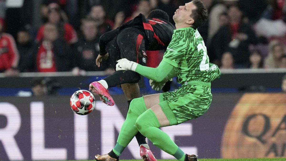 Szczesny choca con Balde en la acción previa al 2-1 del Benfica al Barça en el estadio Da Luz de Lisboa.