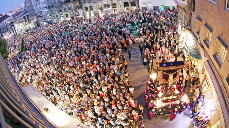 La devoción por el Cristo de la Victoria invade Vigo en otra multitudinaria procesión