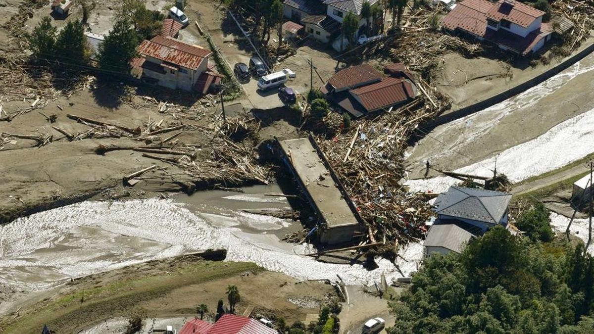 La madera se apila alrededor de un puente después de que el tifón 'Hagibis' golpeara la ciudad de Marumori, en la prefectura japonesa de Miyagi.