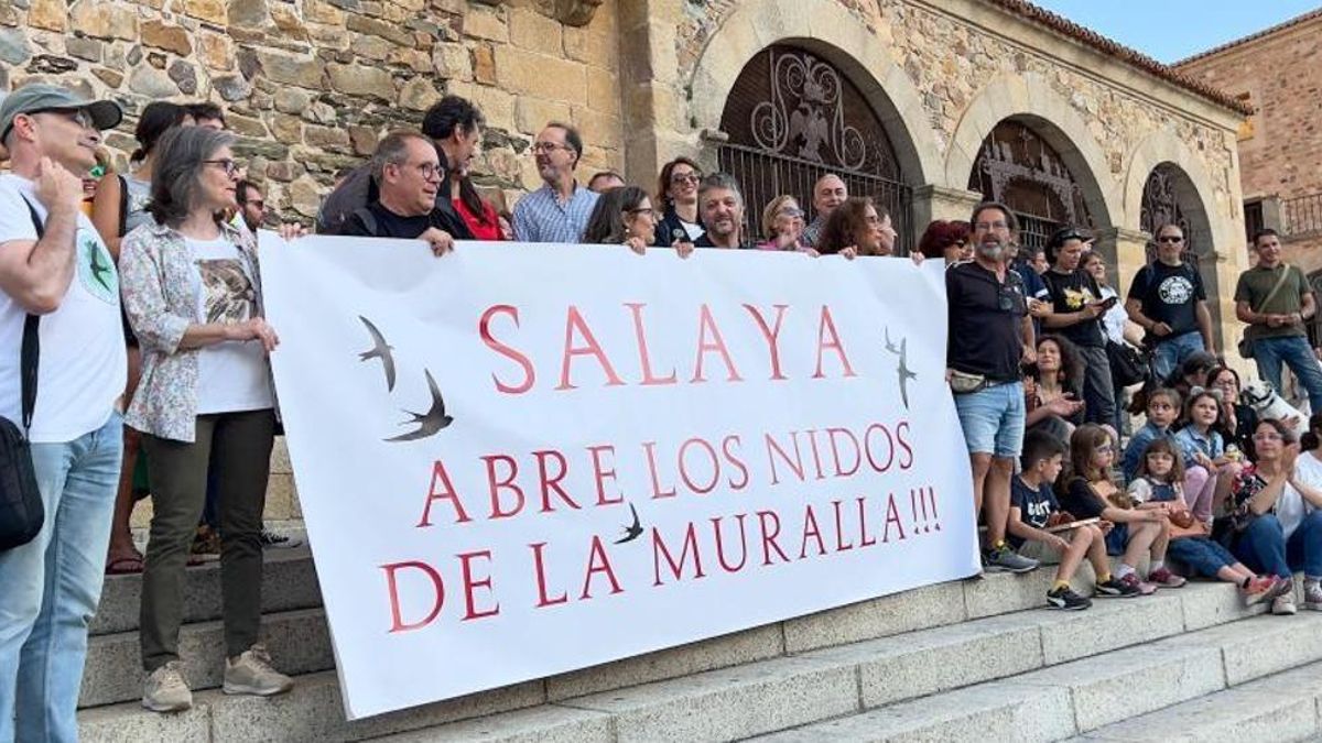 Imagen de la concentración organizada a los pies de la Torre del Bujaco.