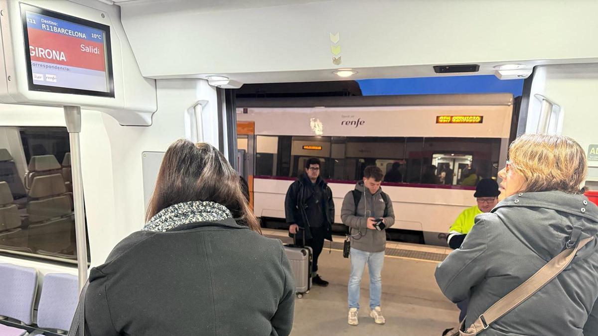 Les imatges de l'estació de Girona aquest dilluns al matí