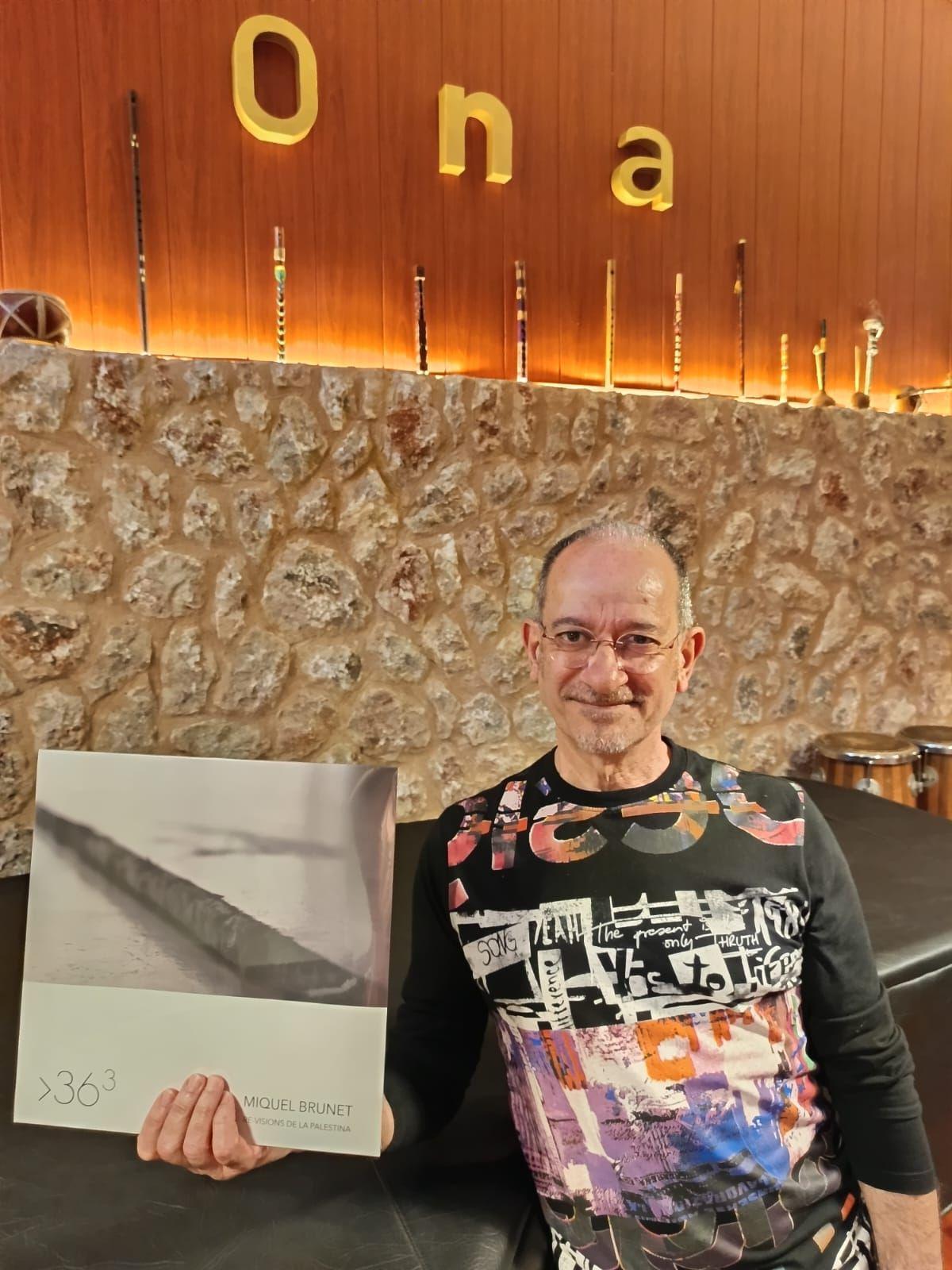 Miquel Brunet, en su estudio de Ona, en Bunyola, con su nuevo disco
