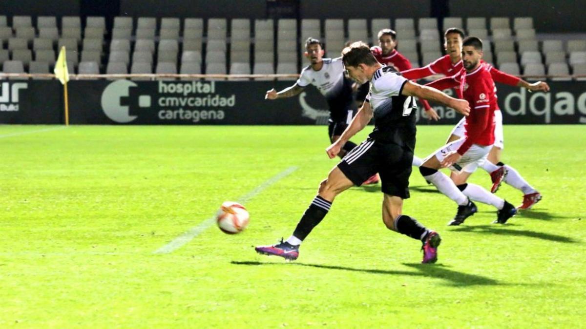 De Pedro trata de asistir a un compañero dentro del área. | CANTERA FC CARTAGENA