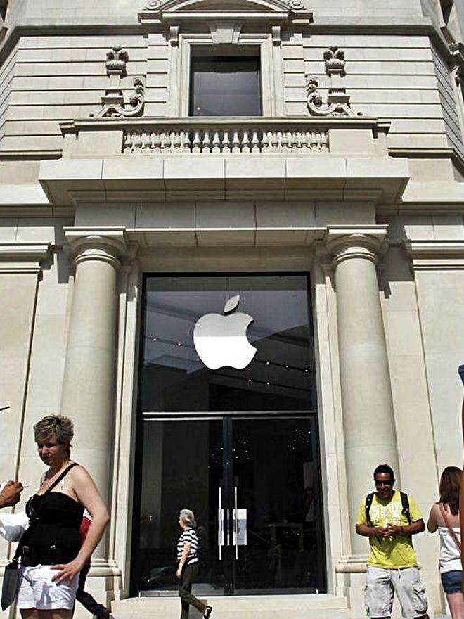 Edificio Apple (Barcelona). En la confluencia del Paseo de Gracia con la Plaza de Cataluña se erige la ‘flagship’ de Apple en Barcelona, de 2.500 metros cuadrados. Es propiedad de Pontegadea desde 2012. Pagó 80 millones. | ALBERT GEA