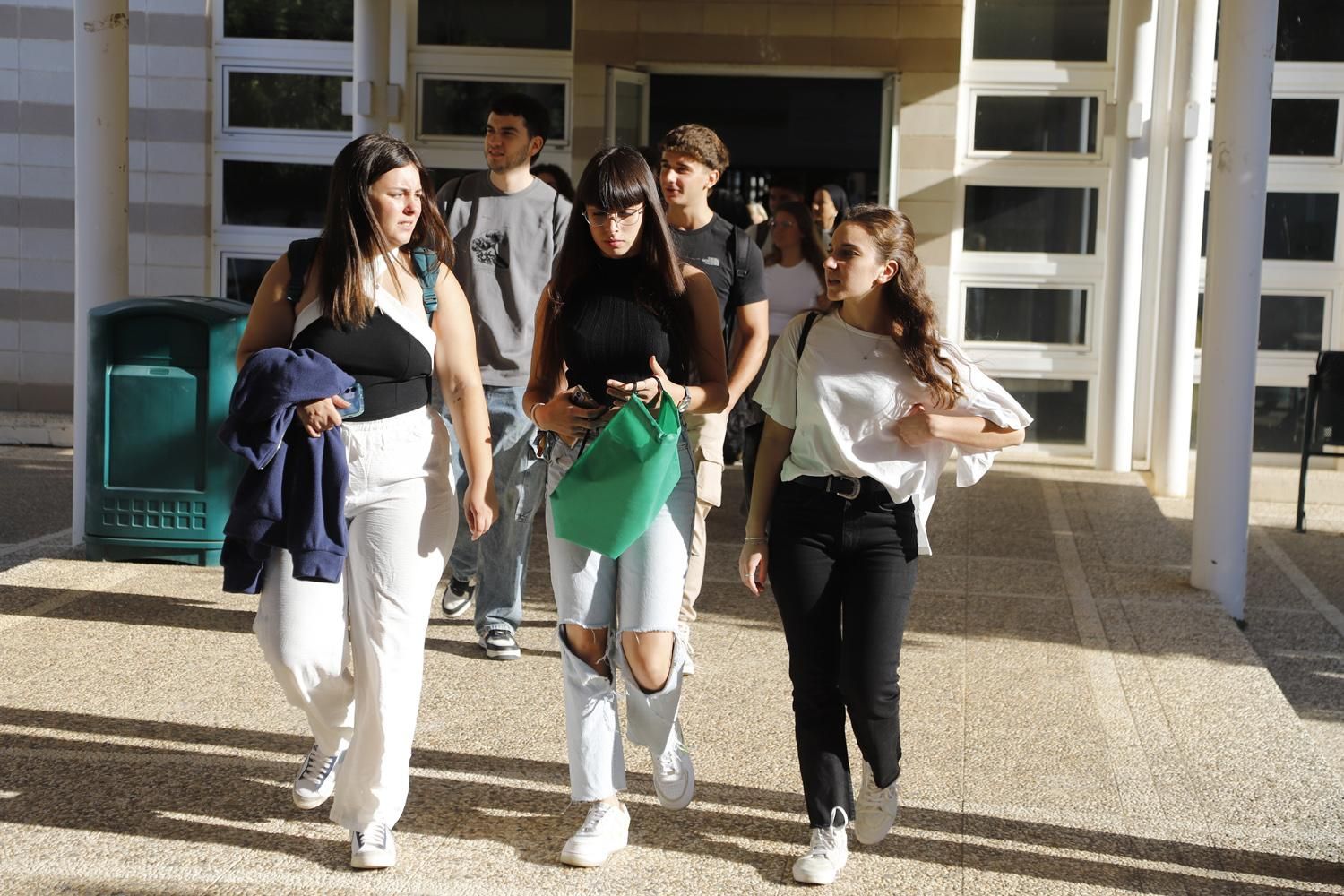El retorno de la actividad a los institutos y la Universidad, en imágenes