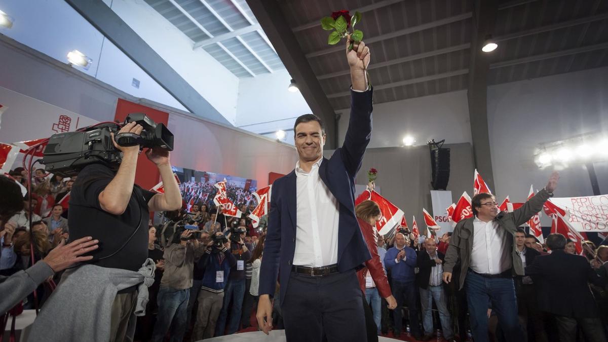 El secretario general del PSOE, Pedro Sánchez, en un mitin de precampaña en Mérida.